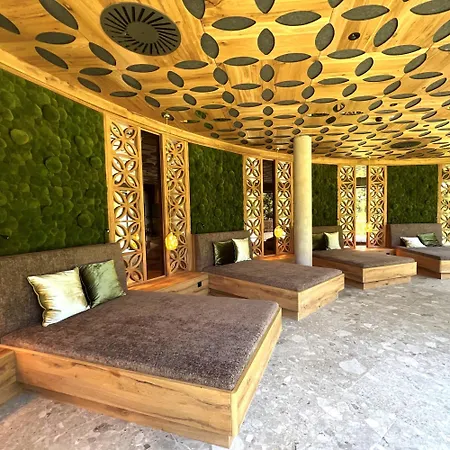 Verwoehnhotel Kristall מלון